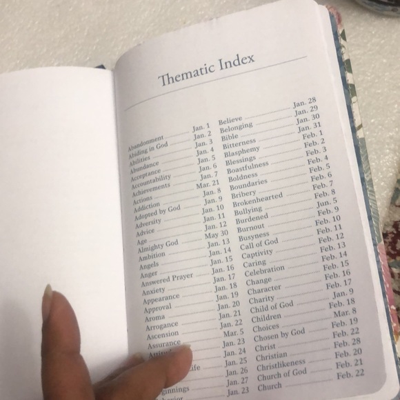 The pocket Bible Devotional for Women - Picture 9 of 12